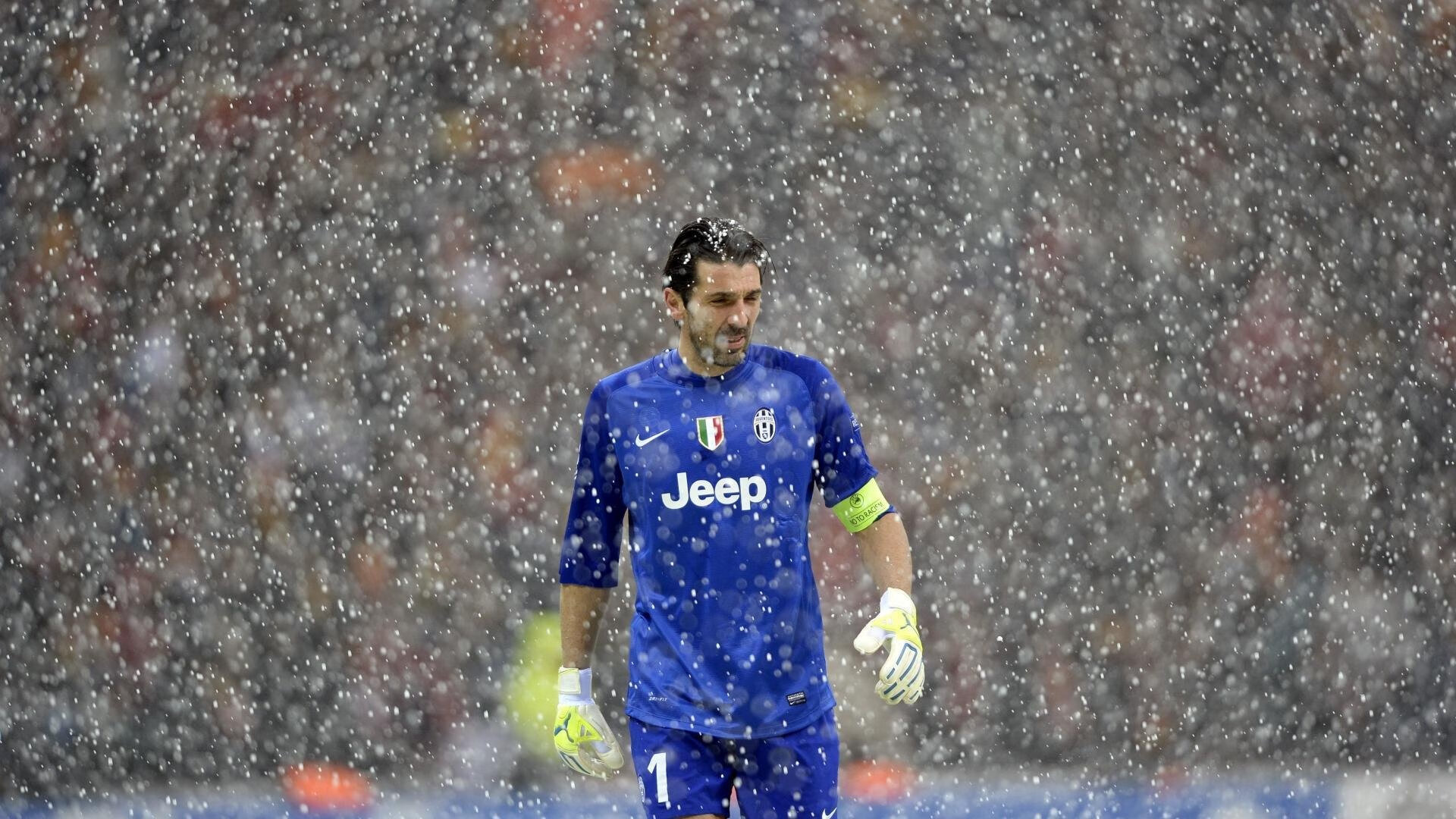 巴萨灵活站位打穿对方防守中轴，巴萨的打法